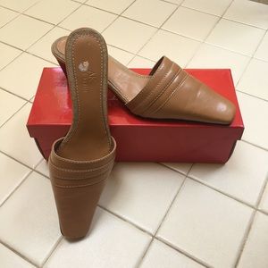 ANNE KLEIN tan mule - never worn in box
